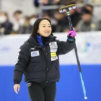 　ＳＣ軽井沢クラブ戦の第６エンド、２点を奪うショットを決め喜ぶロコ・ソラーレの藤沢五月（撮影・吉澤敬太）