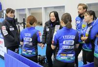 　休憩中、笑顔でミーティングする藤沢五月（中央）らロコ・ソラーレ（撮影・吉澤敬太）