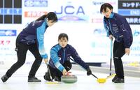 　ロコ・ソラーレ戦、ストーンを投じるＳＣ軽井沢クラブ・上野美優（中央）。右は上野結生（撮影・吉澤敬太）