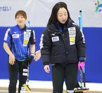 　接戦の末にＳＣ軽井沢クラブに敗れ、肩を落とすロコ・ソラーレの藤沢五月（右）と鈴木夕湖（撮影・吉澤敬太）