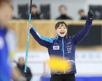 　ロコ・ソラーレ戦の第３エンド、２点を奪取し喜ぶＳＣ軽井沢クラブ・上野美優（撮影・吉澤敬太）