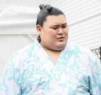 　土俵入り後に取材に応じる大の里