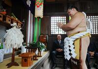 　野見宿禰神社に参拝する横綱大の里（代表撮影）