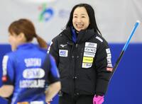 　フォルティウス戦の第３エンド、２得点を奪い笑顔を見せるロコ・ソラーレの藤沢五月（撮影・吉澤敬太）