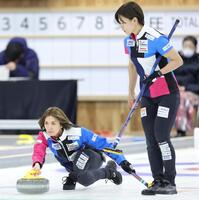 　ロコ・ソラーレ戦、ストーンを投じるフォルティウス・吉村紗也香（左）と小野寺佳歩（撮影・吉澤敬太）