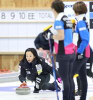 　フォルティウス・吉村紗也香（手前右）らが見つめる中、ストーンを投じるロコ・ソラーレの藤沢五月（撮影・吉澤敬太）