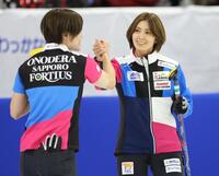 　ロコ・ソラーレ戦、得点を奪い笑顔でタッチするフォルティウス・吉村紗也香（右）と小野寺佳歩（撮影・吉澤敬太）