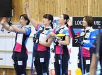 　ロコ・ソラーレに勝ち、観衆に手を振るフォルティウス（撮影・吉澤敬太）