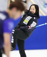 　フォルティウス戦の第３エンド、２得点を奪い、片足をあげて喜ぶロコ・ソラーレの藤沢五月（撮影・吉澤敬太）