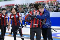 　試合を終え、コンサドーレの阿部（右から２人目）と健闘をたたえ合うＳＣ軽井沢クの山口