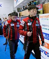 　ＳＣ軽井沢クとの第４戦に敗れ、引き揚げるコンサドーレの阿部（右）