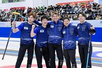 　コンサドーレとの第４戦に勝利し、写真に納まるＳＣ軽井沢クの（左から）柳沢、山本、山口、臼井、小泉