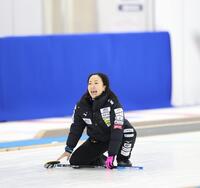 　フォルティウス戦で、ストーンを投じた後、必死に指示を出すロコ・ソラーレの藤沢五月（撮影・吉澤敬太）