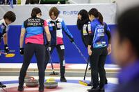 　フォルティウス・吉村紗也香（中央奥）が投じた最終投のストーン（黄色）を、呆然と見つめるロコ・ソラーレの（右から）吉田知那美と藤沢五月（撮影・吉澤敬太）