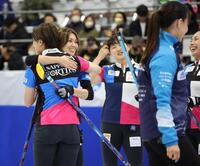 　ＳＣ軽井沢クラブに勝利し喜ぶ（左から）小野寺佳歩、吉村紗也香らフォルティウス（撮影・吉澤敬太）