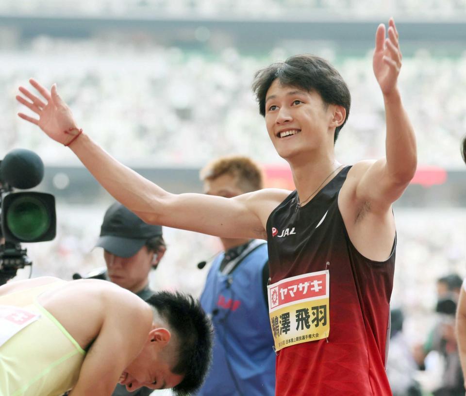 　日本選手権の男子２００メートル決勝を制し、歓声に応える鵜沢飛羽＝７月６日　