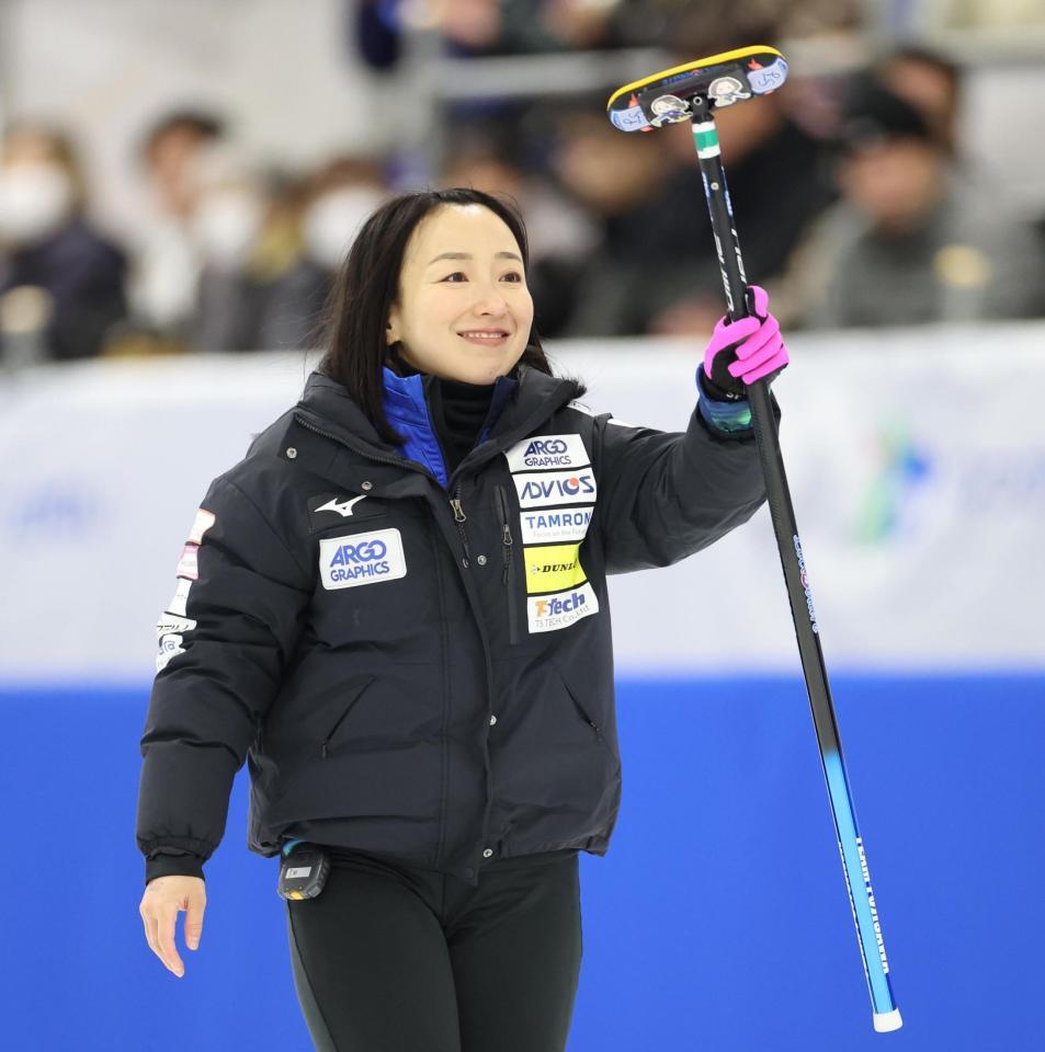 　ＳＣ軽井沢クラブ戦の第６エンド、２点を奪うショットを決め喜ぶロコ・ソラーレの藤沢五月（撮影・吉澤敬太）