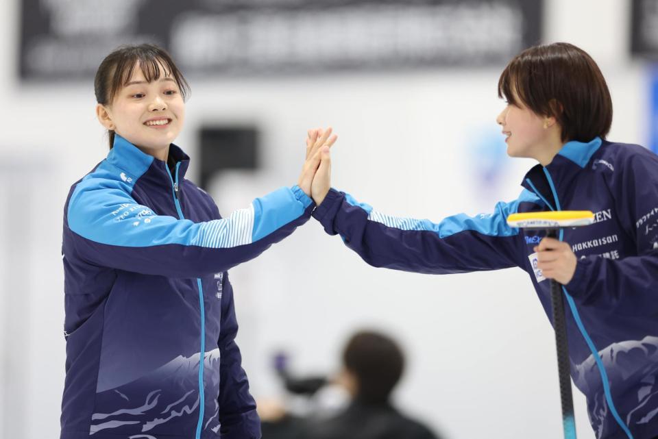 　ロコ・ソラーレ戦、狙い通りにストーンを投じ、上野結生（右）とタッチするＳＣ軽井沢クラブ・上野美優（撮影・吉澤敬太）