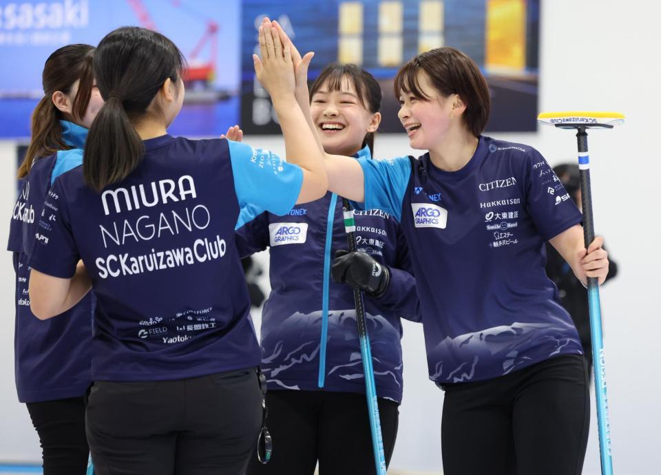 　ロコ・ソラーレ戦の第３エンド、２点を奪取し喜ぶ（右から）上野結生、上野美優らＳＣ軽井沢クラブ（撮影・吉澤敬太）