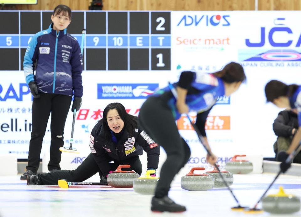 　ＳＣ軽井沢クラブ戦、声を張り上げ指示を出すロコ・ソラーレの藤沢五月（中央）。左はＳＣ軽井沢クラブ・上野美優（撮影・吉澤敬太）
