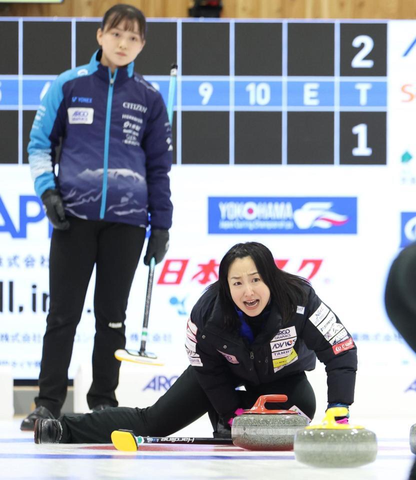 　ＳＣ軽井沢クラブ戦、必死に声を張り上げ指示を出すロコ・ソラーレの藤沢五月（下）。左はＳＣ軽井沢クラブ・上野美優（撮影・吉澤敬太）