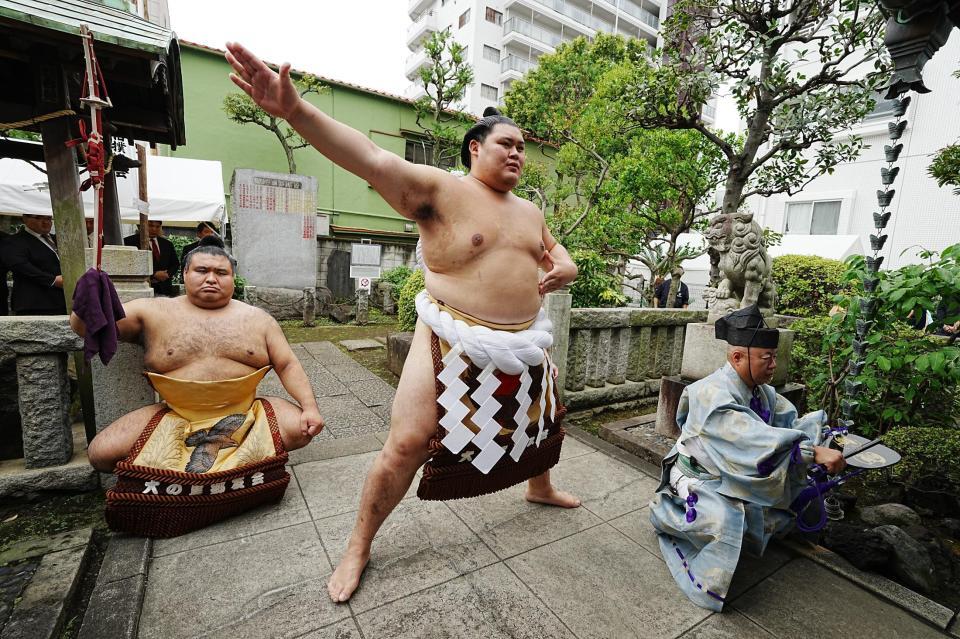 　野見宿禰神社で奉納土俵入りに臨む横綱大の里（中央）＝代表撮影