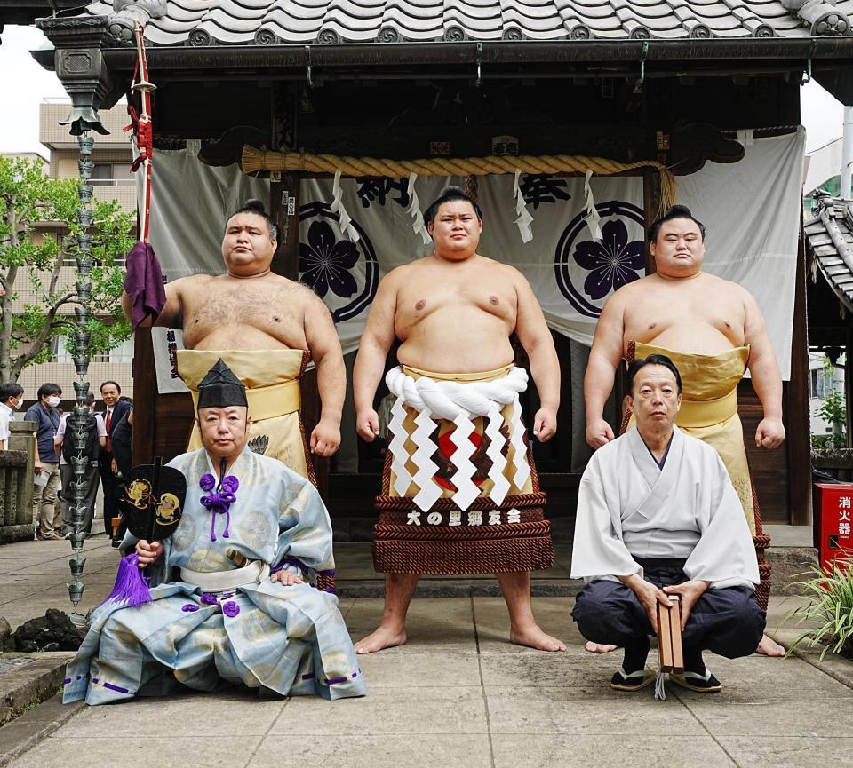 　野見宿禰神社で奉納土俵入りに臨んだ横綱大の里（中央）＝代表撮影
