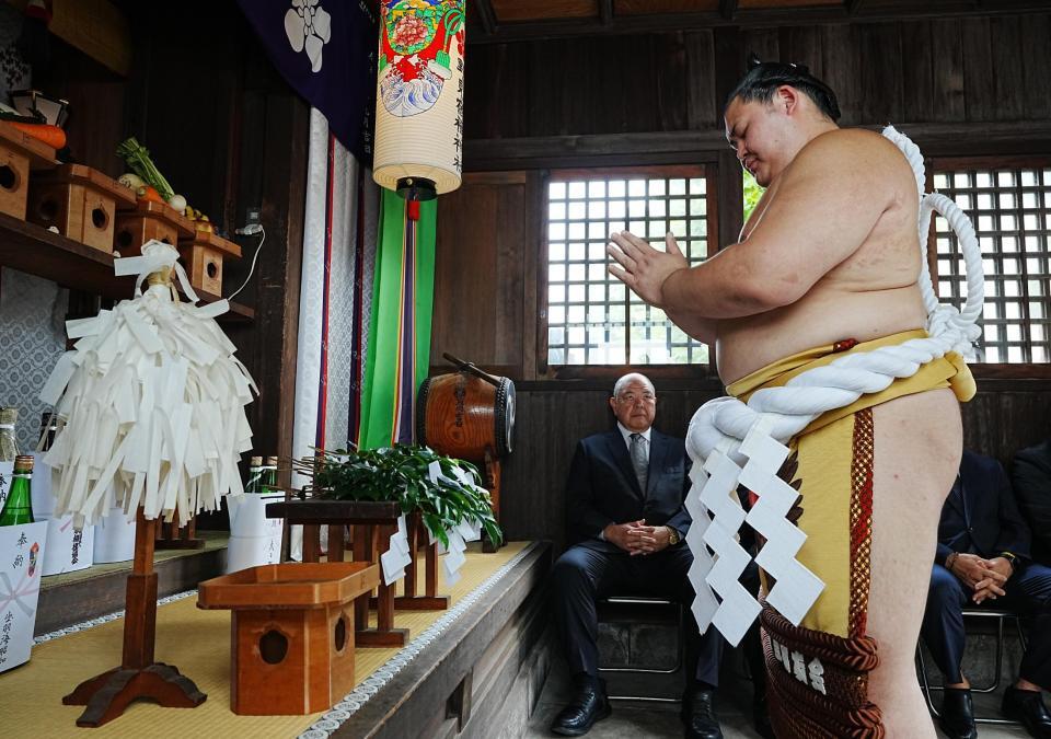 　野見宿禰神社に参拝する横綱大の里（代表撮影）