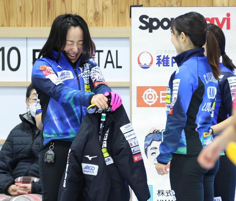 　フォルティウス戦前、鈴木夕湖に背中を叩いてもらい気合を注入する！？ロコ・ソラーレの藤沢五月（左端）＝撮影・吉澤敬太