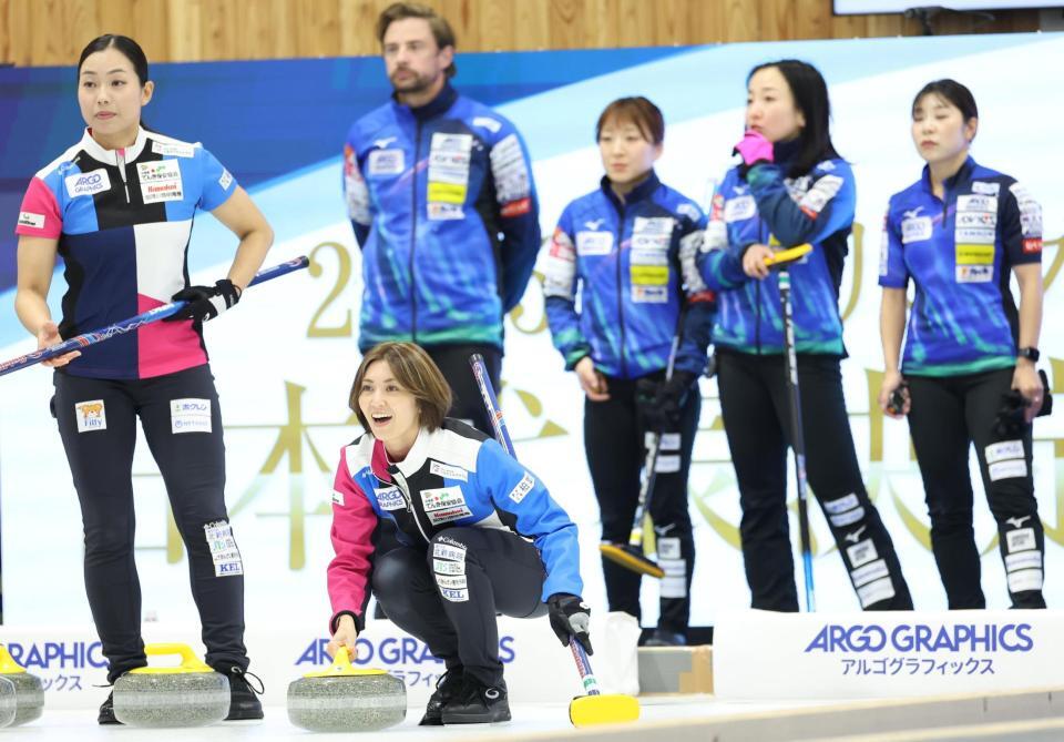 　藤沢五月（右から２人目）らロコ・ソラーレの前でストーンを握るフォルティウス・吉村紗也香（中央）＝撮影・吉澤敬太