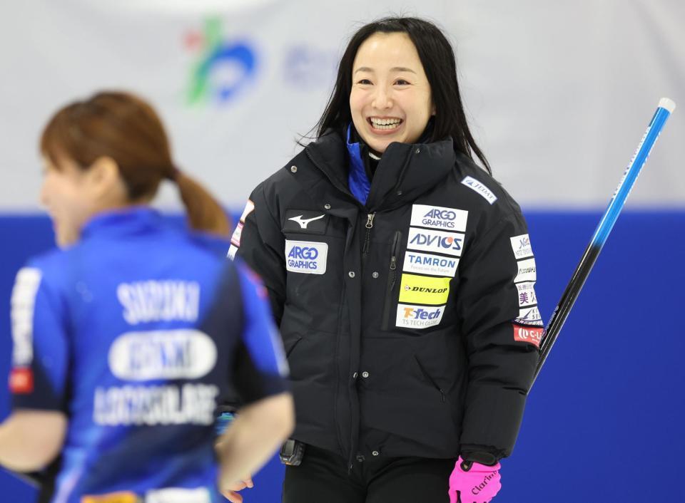 　フォルティウス戦の第３エンド、２得点を奪い笑顔を見せるロコ・ソラーレの藤沢五月（撮影・吉澤敬太）