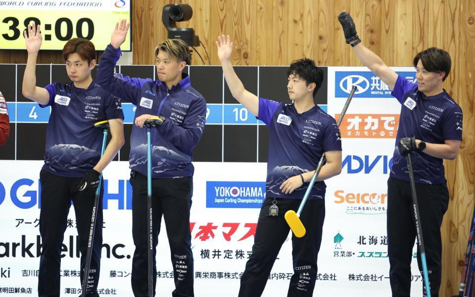 　観客の拍手に応えるＳＣ軽井沢クラブ（撮影・吉澤敬太）