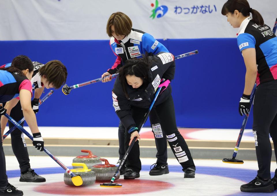 　フォルティウス・吉村紗也香（中央奥）が投じた最終投のストーン（黄色）を、ロコ・ソラーレの藤沢五月（同手前）掃き出そうとするも叶わず、敗戦となった（撮影・吉澤敬太）