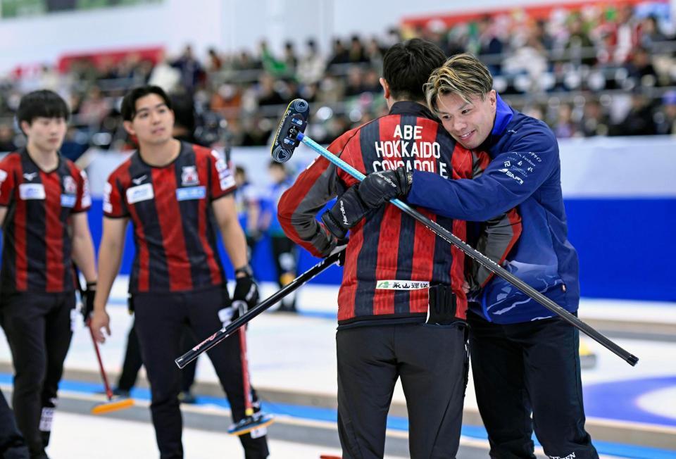 　試合を終え、コンサドーレの阿部（右から２人目）と健闘をたたえ合うＳＣ軽井沢クの山口