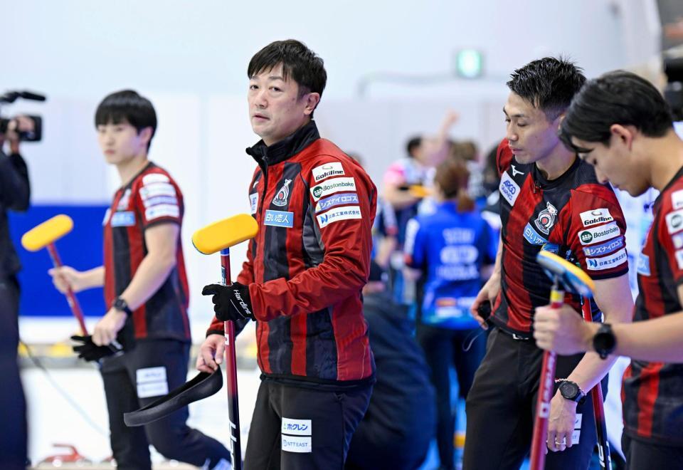　ＳＣ軽井沢クとの第４戦に敗れ、肩を落とすコンサドーレの阿部（左から２人目）ら