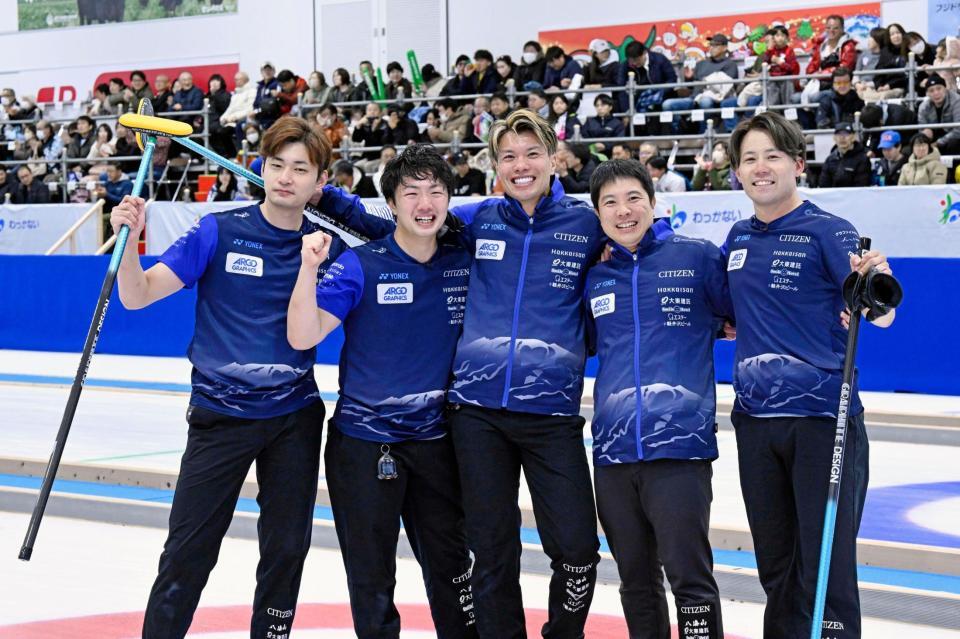 　コンサドーレとの第４戦に勝利し、写真に納まるＳＣ軽井沢クの（左から）柳沢、山本、山口、臼井、小泉