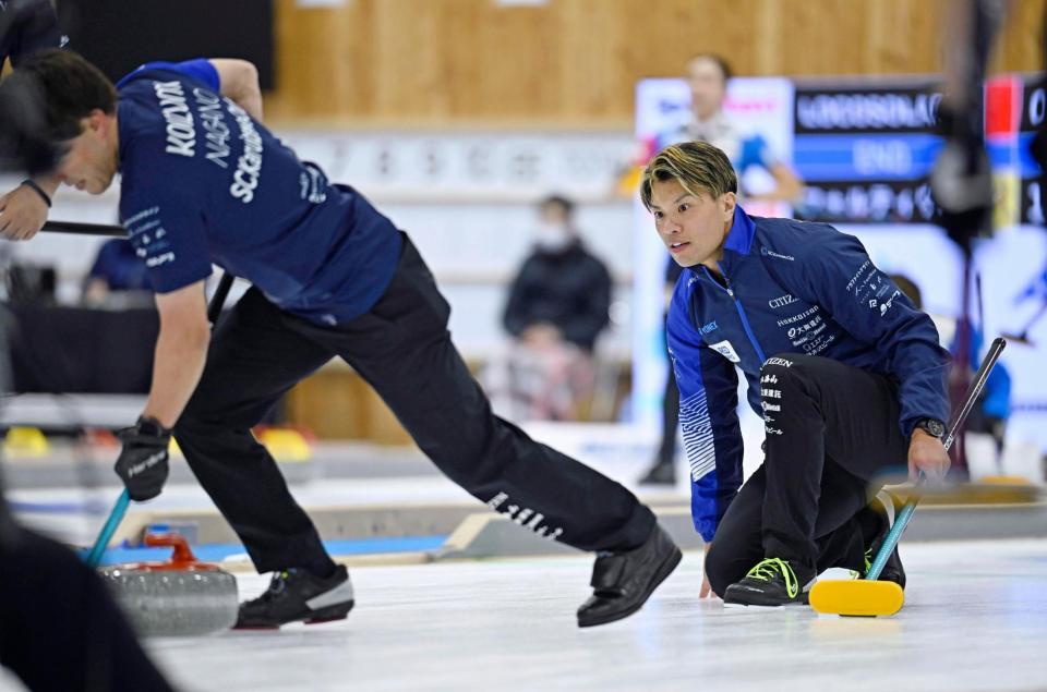 　コンサドーレとの第４戦でストーンの行方を見つめるＳＣ軽井沢クの山口