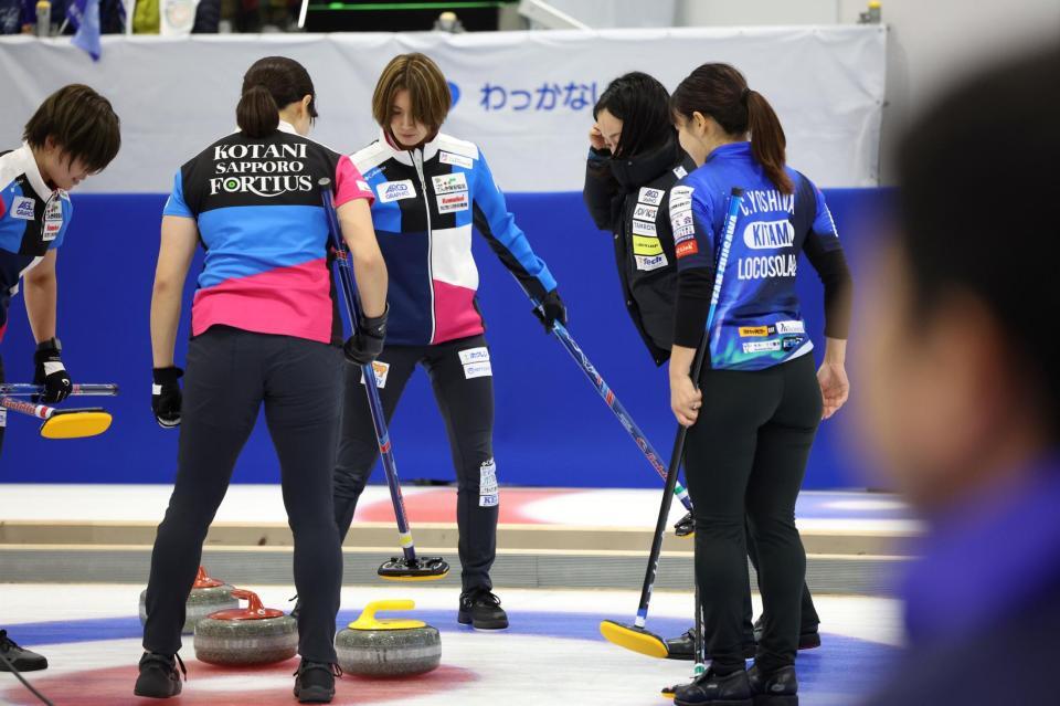 　フォルティウス・吉村紗也香（中央奥）が投じた最終投のストーン（黄色）を、呆然と見つめるロコ・ソラーレの（右から）吉田知那美と藤沢五月（撮影・吉澤敬太）