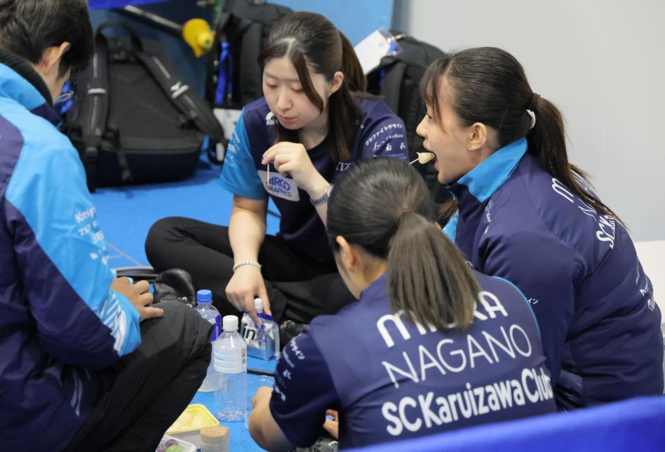 　梨とブドウを食べるＳＣ軽井沢クラブ（撮影・吉澤敬太）