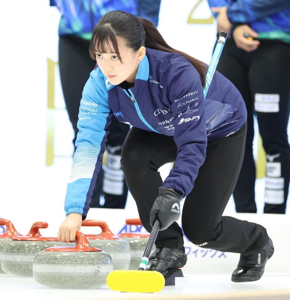 　真剣な眼差しでストーンを握るＳＣ軽井沢クラブ・上野美優（撮影・吉澤敬太）