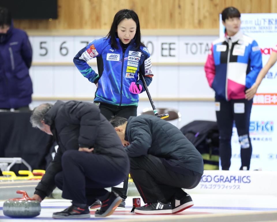 　フォルティウス戦前のＤＳＣの計測を見つめるロコ・ソラーレの藤沢五月（撮影・吉澤敬太）