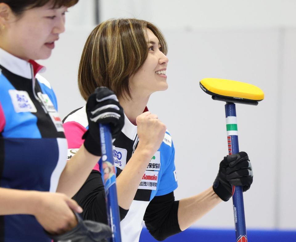 　ＳＣ軽井沢クラブに勝利し、ガッツポーズするフォルティウス・吉村紗也香（右）＝撮影・吉澤敬太