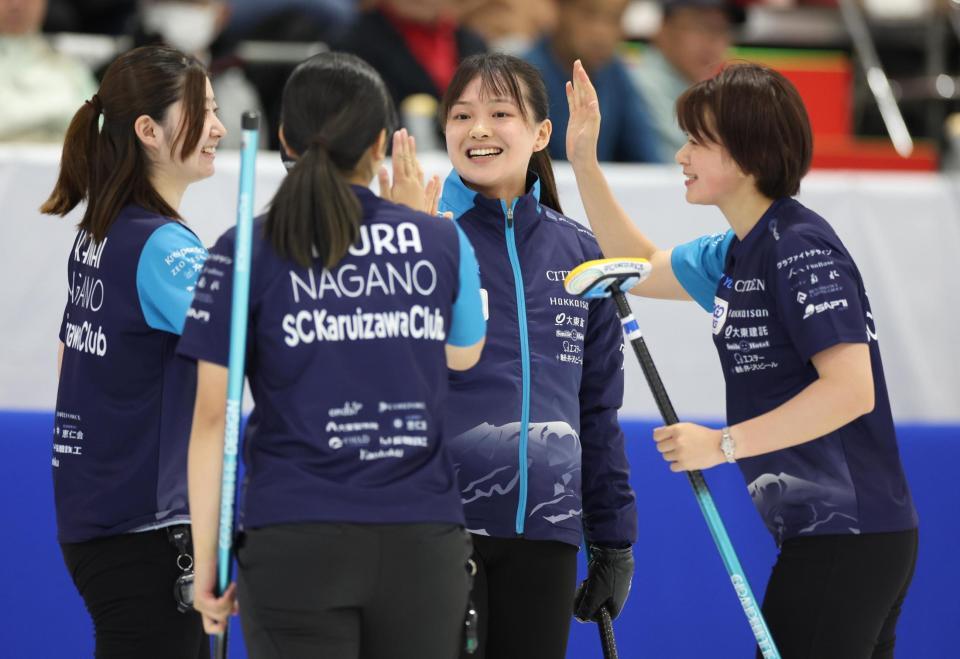 　フォルティウス戦、タッチをして喜ぶ（右から）上野結生、上野美優らＳＣ軽井沢クラブ（撮影・吉澤敬太）