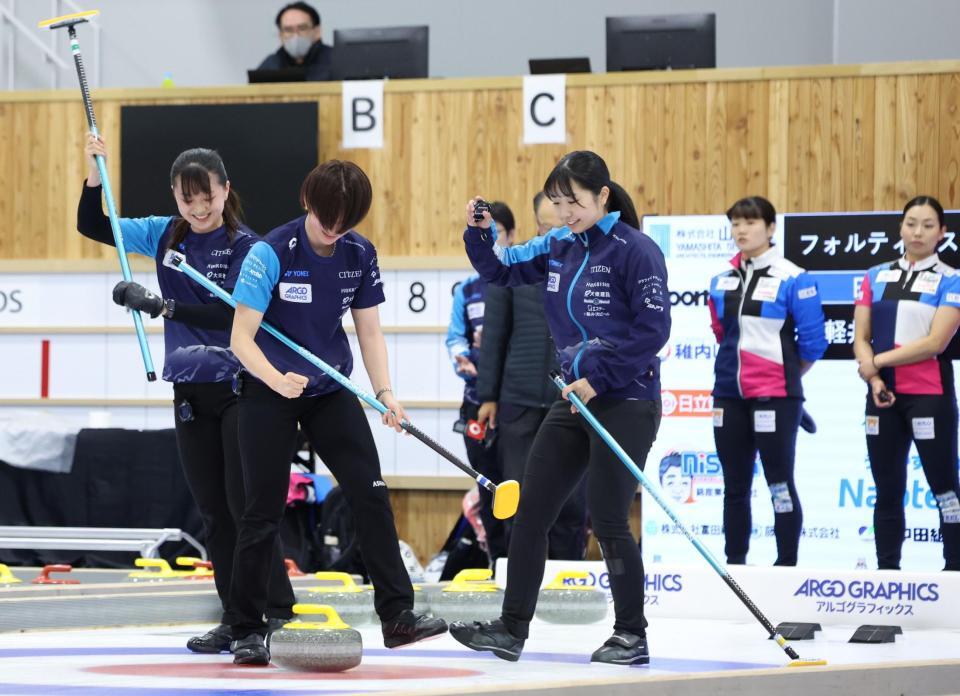 　フォルティウス戦前のＤＳＣでストーンをハウスの中心に置き、喜ぶ（左から）上野美優、上野結生らＳＣ軽井沢クラブ（撮影・吉澤敬太）