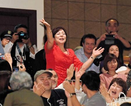 　客席から御嶽海に投げキッスする母のマルガリータさん＝２０１９年９月