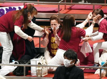 　御嶽海が優勝を決め、喜ぶ母親のマルガリータさん（中央）＝２０２２年１月