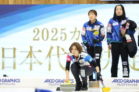 　ロコ・ソラーレの藤沢五月（右）らの前でアイスを見つめるフォルティウス・吉村紗也香（手前）＝撮影・吉澤敬太