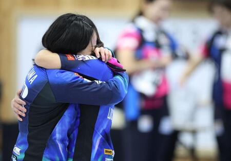 　フォルティウスに敗れ、吉田知那美と抱き合い涙するロコ・ソラーレの藤沢五月（左）＝撮影・吉澤敬太