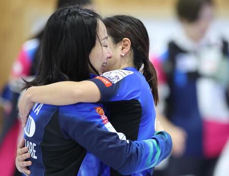 　フォルティウスに敗れ、吉田知那美と抱き合い涙を流すロコ・ソラーレの藤沢五月（左）＝撮影・吉澤敬太