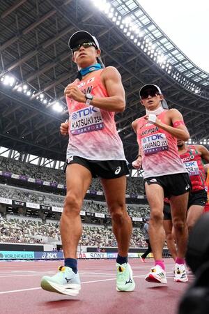 　懸命に歩く勝木隼人（左）と川野将虎